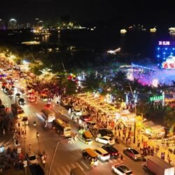 Bãi Cháy về đêm với phố ẩm thực và chợ đêm