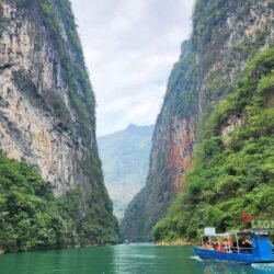 Du thuyền trên Sông Nho Quế
