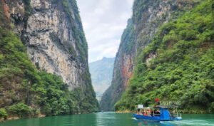 Du thuyền trên Sông Nho Quế